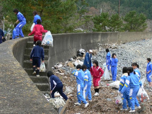 中高生が一緒に清掃ボランティア