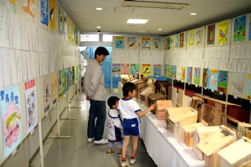 手作り巣箱などを展示