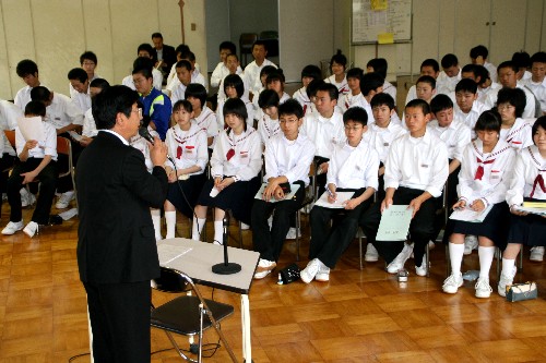 中学生と町長が、町の将来について語り合う