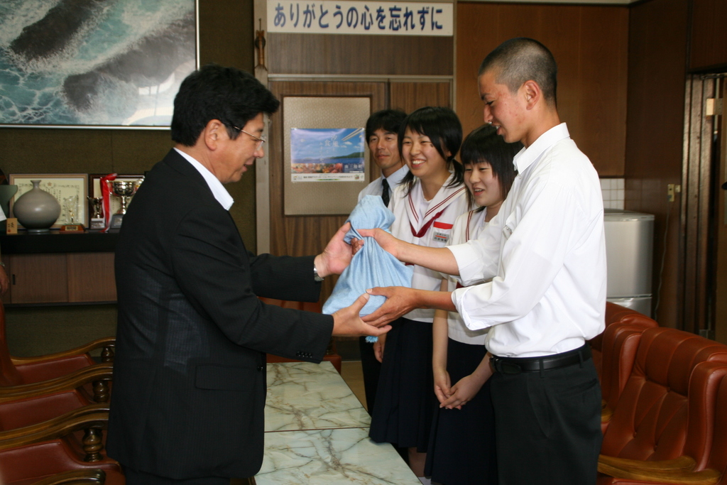 中学生が被災地へ義援金