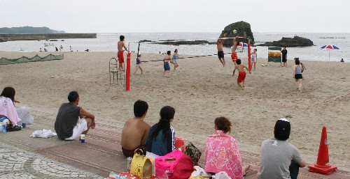 砂浜で熱戦　ビーチバレー