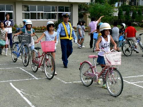安全な自転車の乗り方を学ぶ