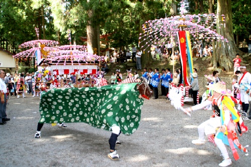 村祭り　秋晴れに舞う