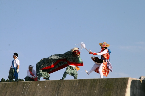 秋晴れに舞う