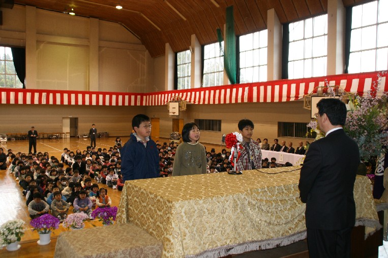 新生・志津川小学校開校式