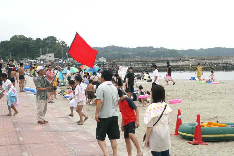 海水浴場での避難訓練