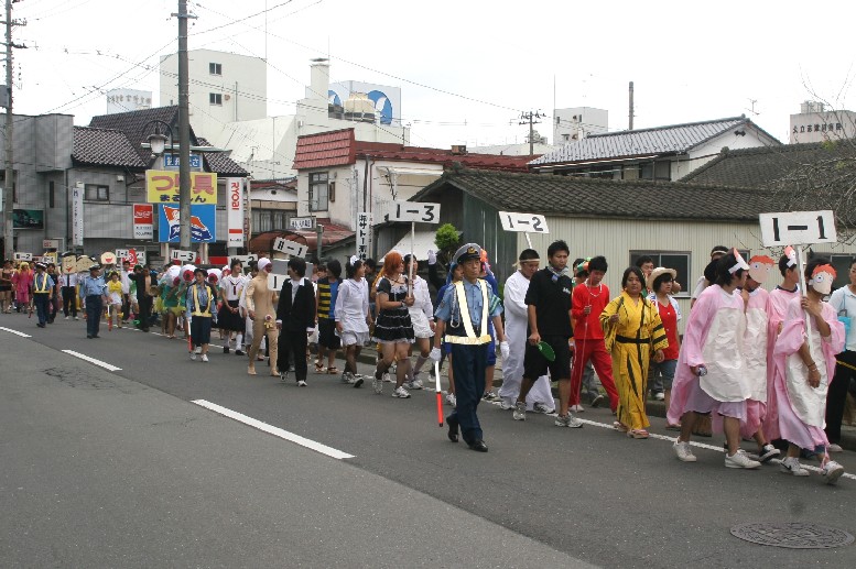 高校生が町内を仮装パレード