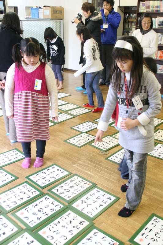 昔ながらの遊び「百人一首」に挑戦