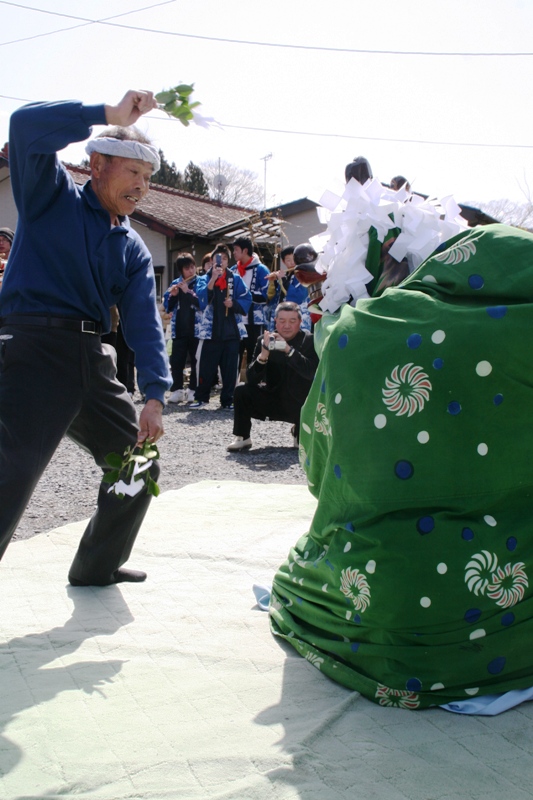 波伝谷春祈祷の虎舞（とらまい）