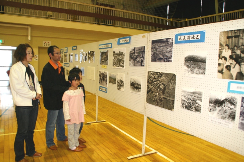 津波資料展・愛鳥週間作品展開催中