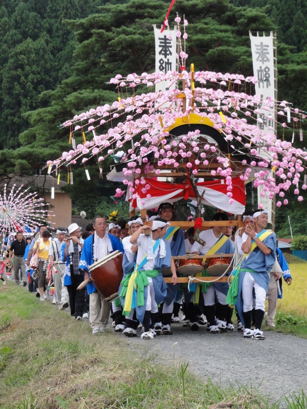 入谷打囃子の奉納
