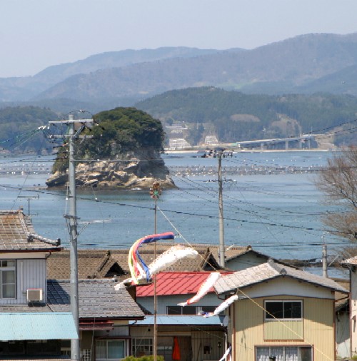 竹島と鯉のぼり